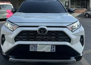 Toyota RAV4 2021 White