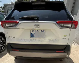 Toyota RAV4 2021 White