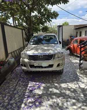 Photo - Toyota Hilux 2014 Gold