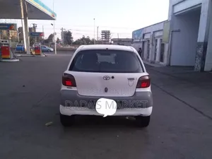 Toyota Vitz 2000 White