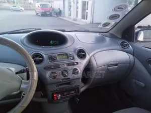 Toyota Vitz 2000 White