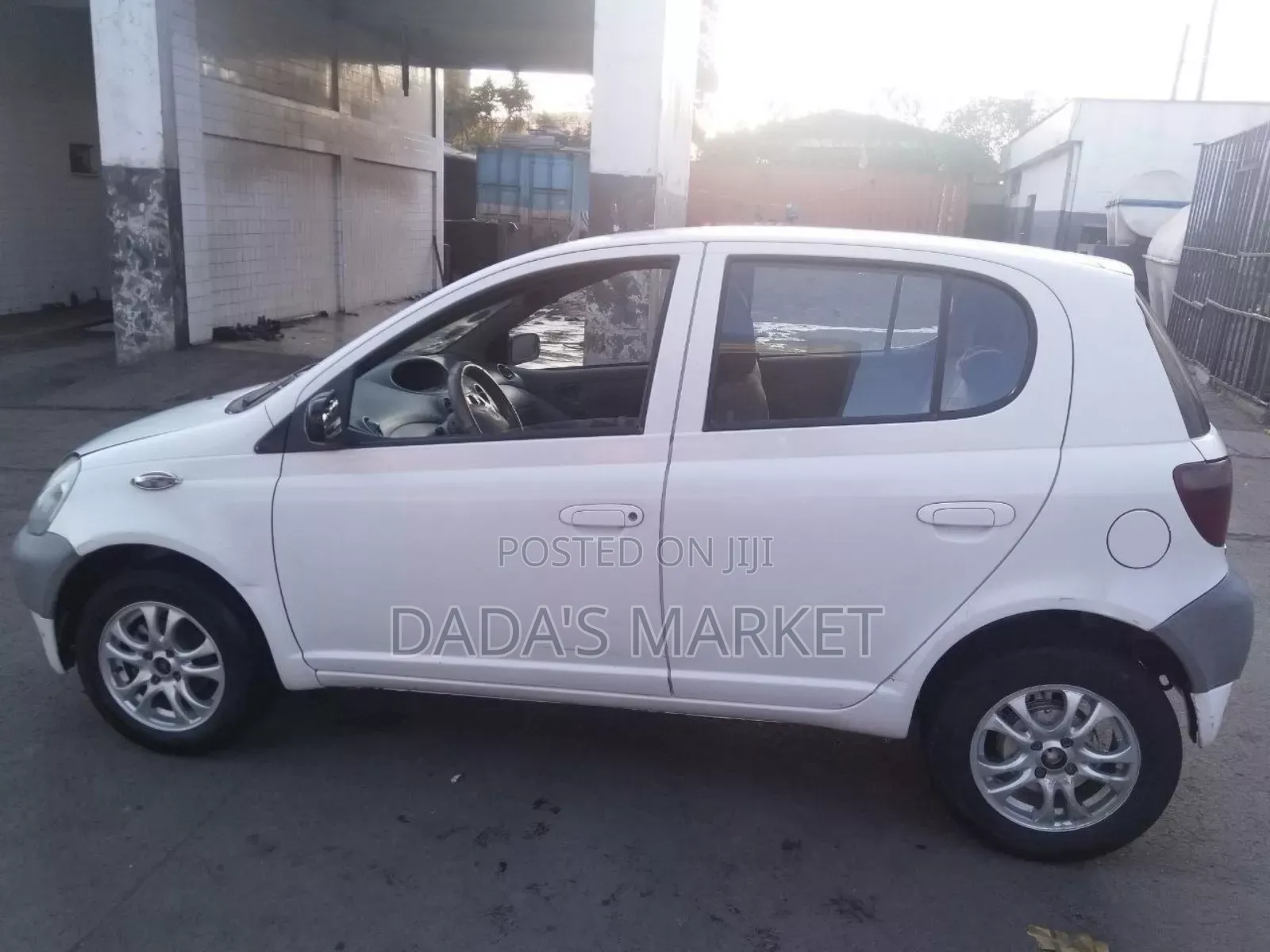 Toyota Vitz 2000 White