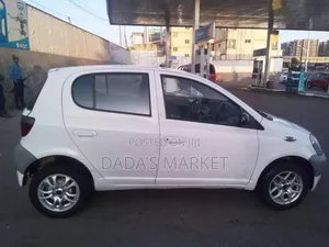 Toyota Vitz 2000 White