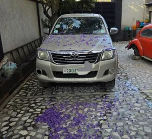 Photo - Toyota Hilux 2014 Silver