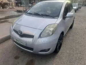 Photo - Toyota Yaris 2010 Silver
