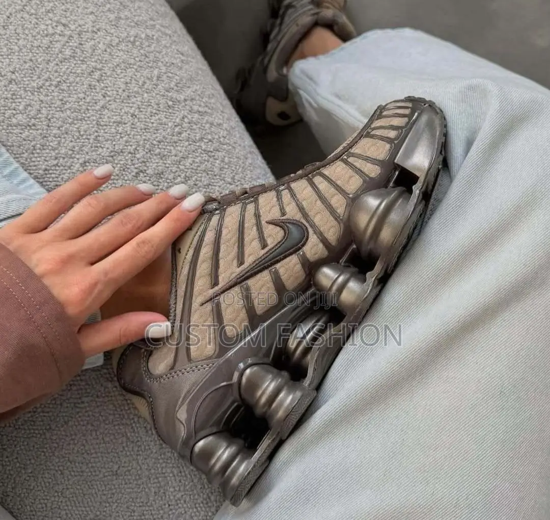 Nike Shox Tl Sneakers in a Khaki