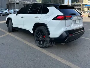 Toyota RAV4 2022 White
