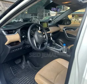 Toyota RAV4 2022 White