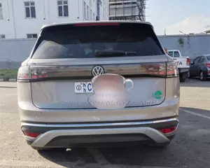 Volkswagen ID.6 2023 Gold