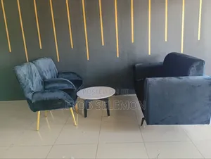 Photo - ሶፋ የ7 ሰው መቀመጫ ፅድት ያለ ጠረጴዛ ያለው