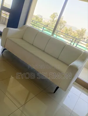 ሶፋ የ7 ሰው መቀመጫ ፅድት ያለ ጠረጴዛ ያለው