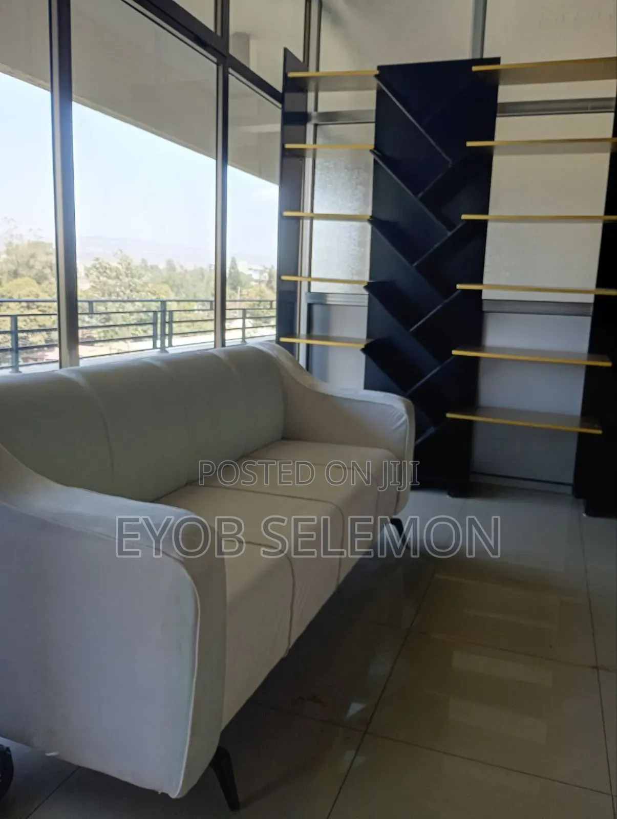 ሶፋ የ7 ሰው መቀመጫ ፅድት ያለ ጠረጴዛ ያለው