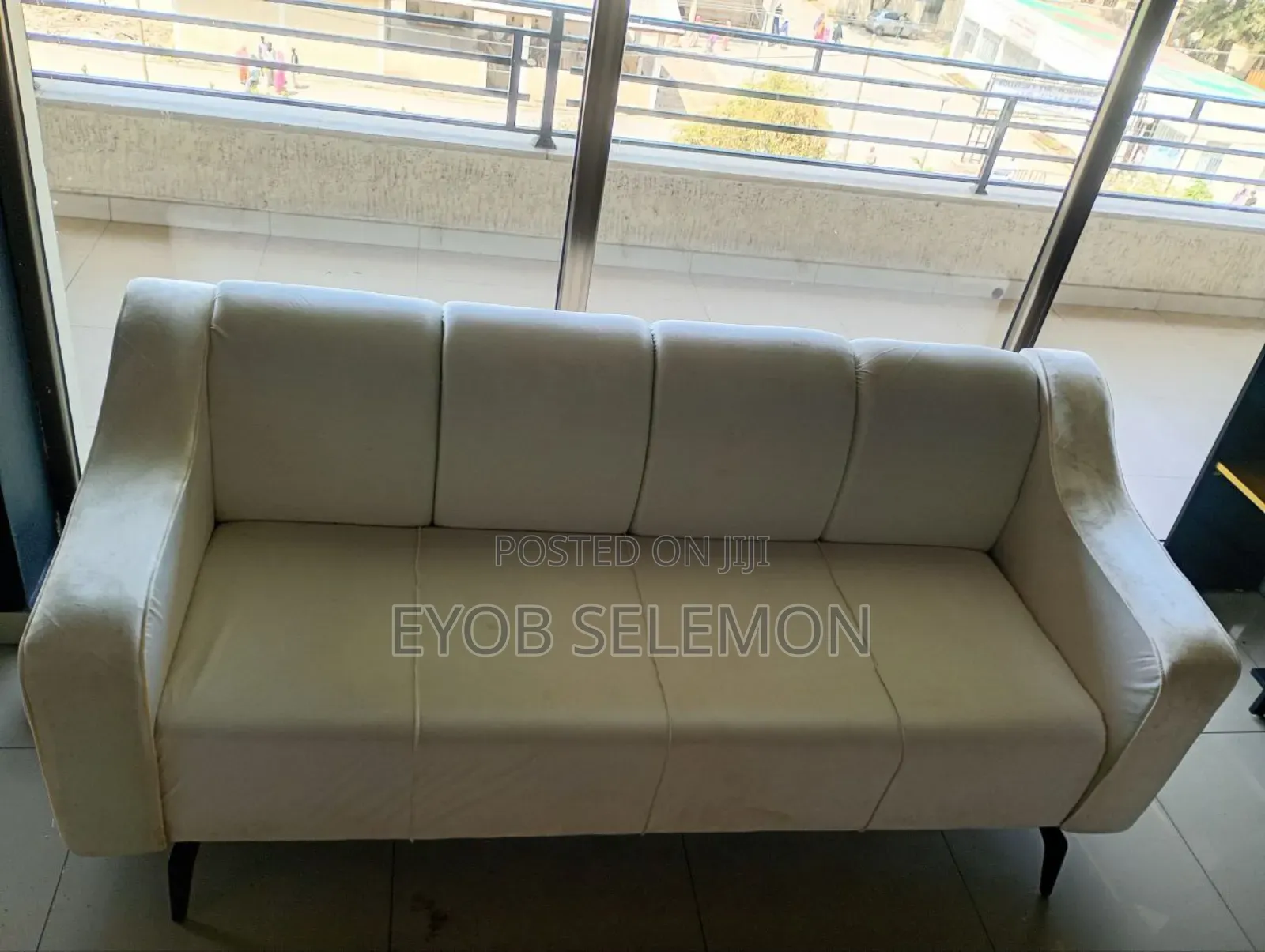 ሶፋ የ7 ሰው መቀመጫ ፅድት ያለ ጠረጴዛ ያለው