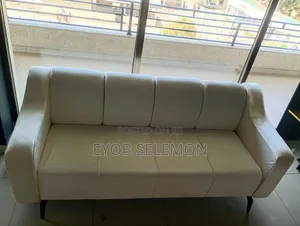 ሶፋ የ7 ሰው መቀመጫ ፅድት ያለ ጠረጴዛ ያለው