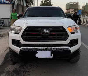 Toyota Tacoma 2018 White
