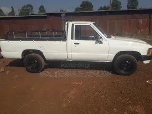 Toyota Hilux 2200 4x4 1986 White