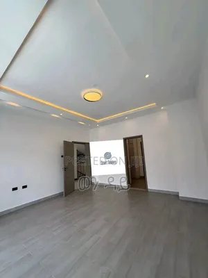 7bdrm Apartment in Bole for sale