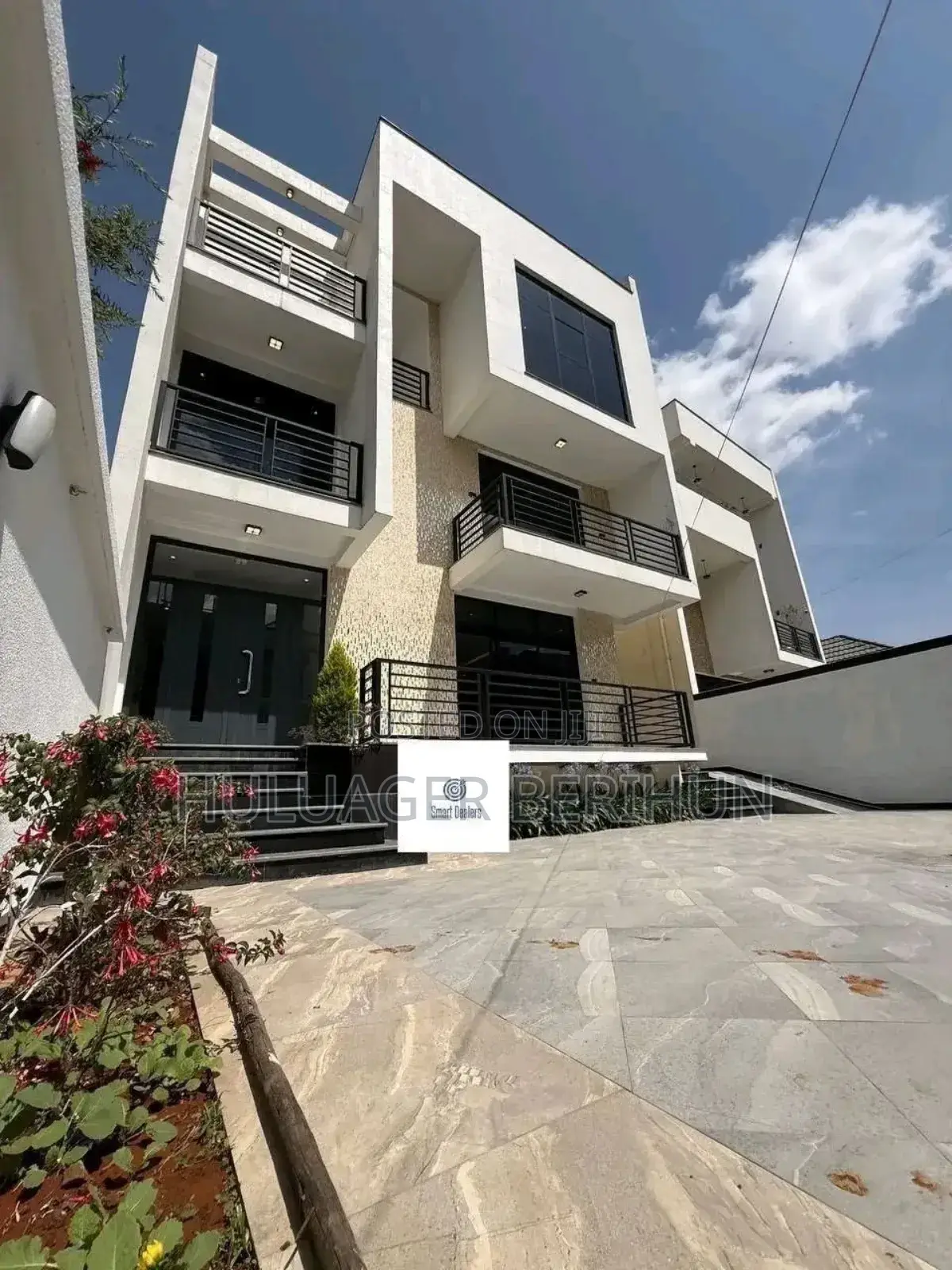 7bdrm Apartment in Bole for sale