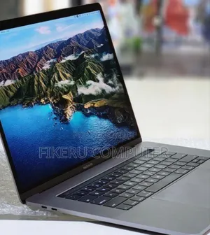 Photo - New Laptop Apple MacBook Pro 2017 16GB Intel Core I7 SSD 512GB