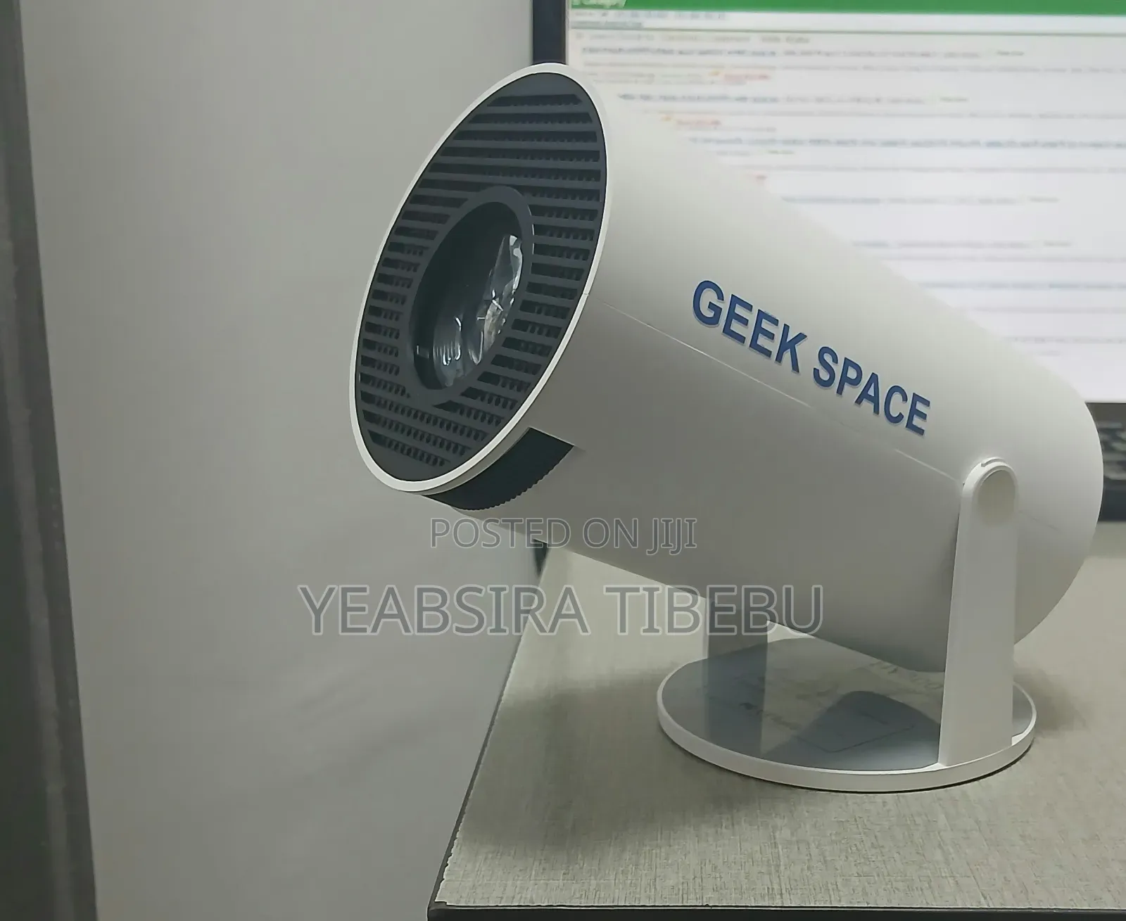 Geek Space Mini Projector
