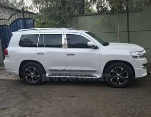 Photo - Toyota Land Cruiser 2021 White