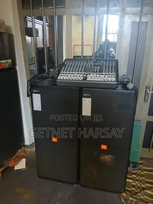 Photo - JBL Speakers SRX 725 With Mixer