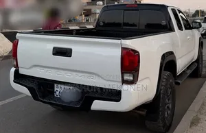 Toyota Tacoma 2018 White