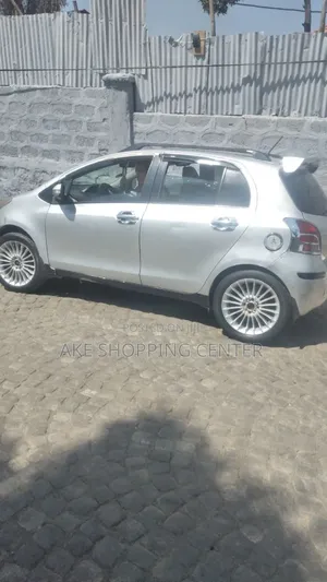 Photo - Toyota Vitz 2009 Silver