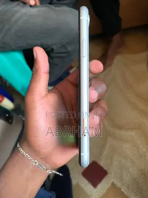 Apple iPhone XR 64 GB White