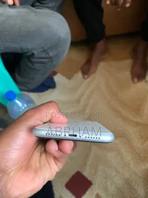 Apple iPhone XR 64 GB White