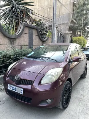 Photo - Toyota Yaris 2010 Burgundy