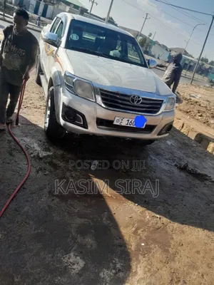 Toyota Hilux 2.5 D-4D 4X4 SRX 2012 Silver