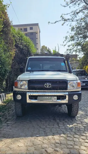 Photo - Toyota Land Cruiser 2014 Ivory