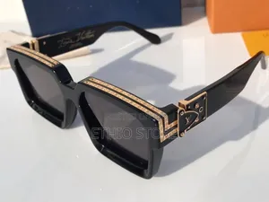 Lv Sunglass in Black