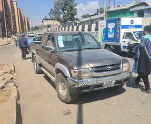 Toyota Hilux 2.5 Cab 2005 Burgundy
