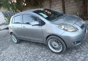 Photo - Toyota Yaris 2010 Silver