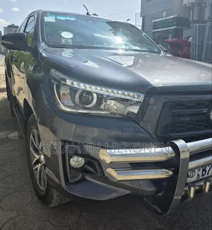 Photo - Toyota Hilux 2020 Gray