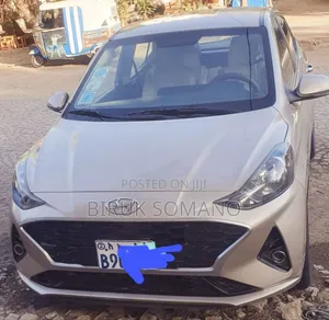 Photo - Hyundai I10 2023 Gold