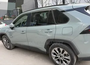 Photo - Toyota RAV4 2021 Gray