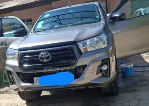 Photo - Toyota Hilux 2020 Silver