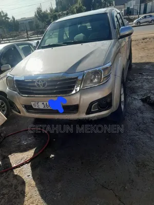 Photo - Toyota Hilux 2013 Gold