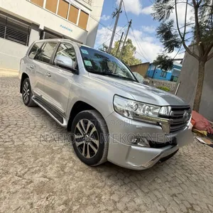 Photo - Toyota Land Cruiser 2017 Silver
