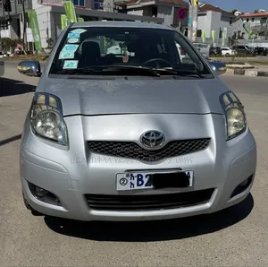 Photo - Toyota Yaris 2010 Silver