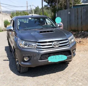 Photo - Toyota Hilux 2018 Beige