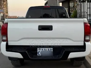 Toyota Tacoma 2018 Beige