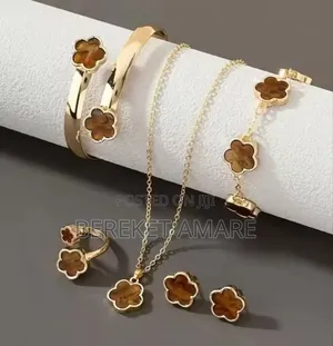 Photo - Women Jewelry In Different Colour White And Gold
