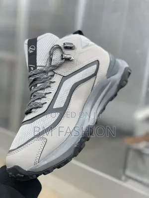 Stylish Grey Trail Sneakers - Brand New, Ready for Trails