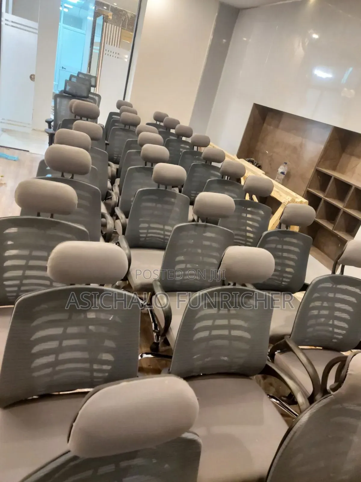 ጥርት ያለው ወንበሮች