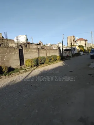 የሚሸጥ ሰርቪስ ቤት ያለዉ ቦታ