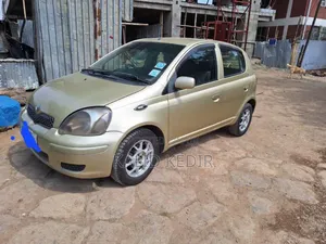 Photo - Toyota Vitz 2002 Gold